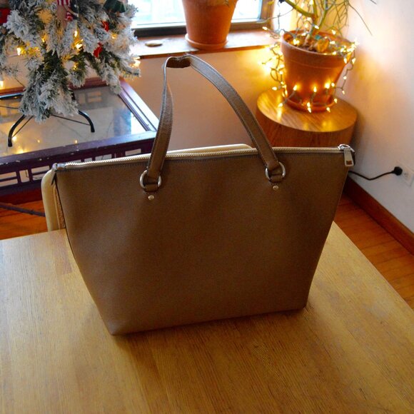 Pre-owned Coach Zip Top Tote with Side Zippered Pocket and Frayed Handles - Picture 2 of 6